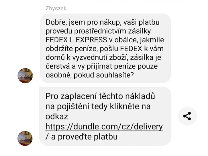Podvodník přesvědčuje prodávajícího, aby zaplatil poplatek přes podvodný odkaz.